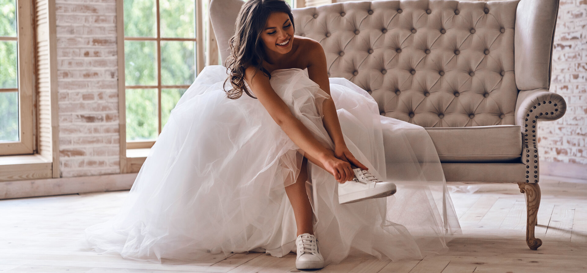 junge Frau mit weißen sneakern an ihrem Hochzeitstag