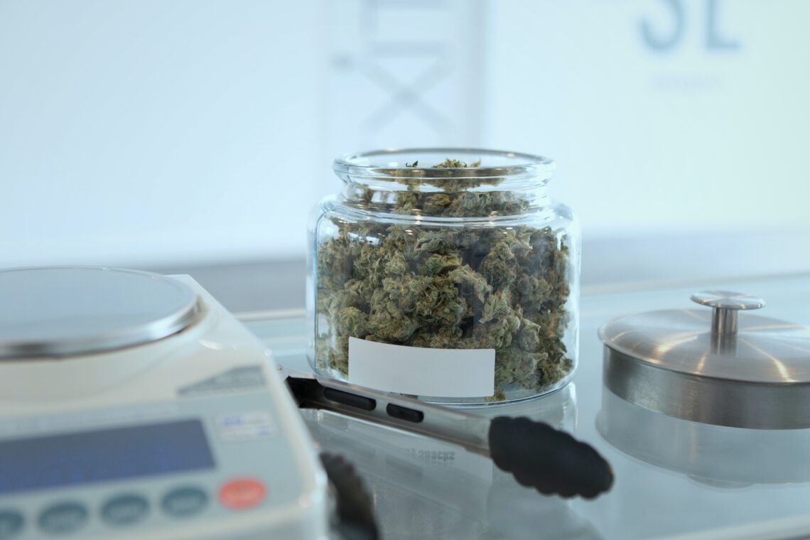 Im Labor wird medizinisches Cannabis verpackt