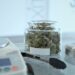 Im Labor wird medizinisches Cannabis verpackt