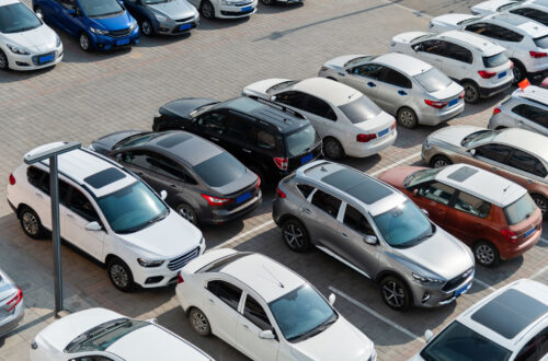 Viele Autos parken auf dem Außenparkplatz
