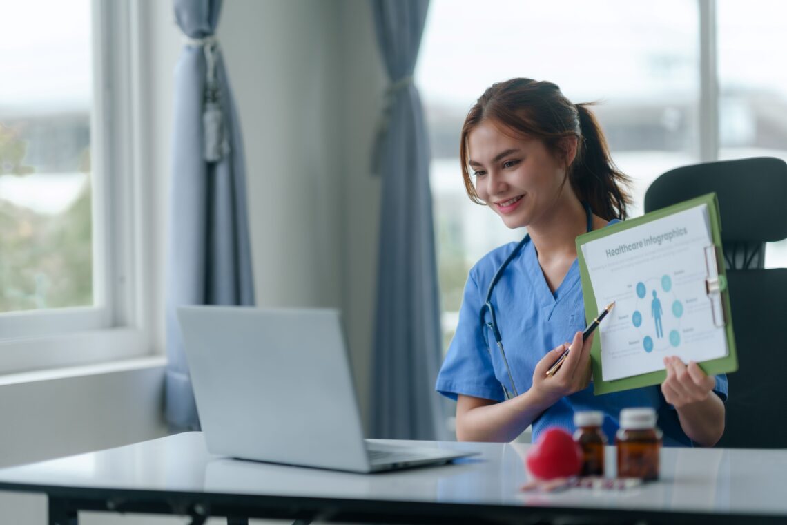 Arzt oder Krankenschwester beraten den Patienten online über einen Laptop im Krankenhaus.