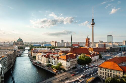 Skyline von Berlin mit dem Fernsehturm und historischen Gebäuden – Standort für kreativen Möbelbau