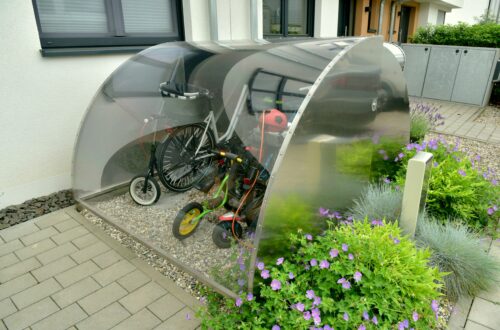 Moderne Fahrradgarage im Vorgarten schützt Fahrräder und Kinderfahrzeuge vor Wetter und Diebstahl