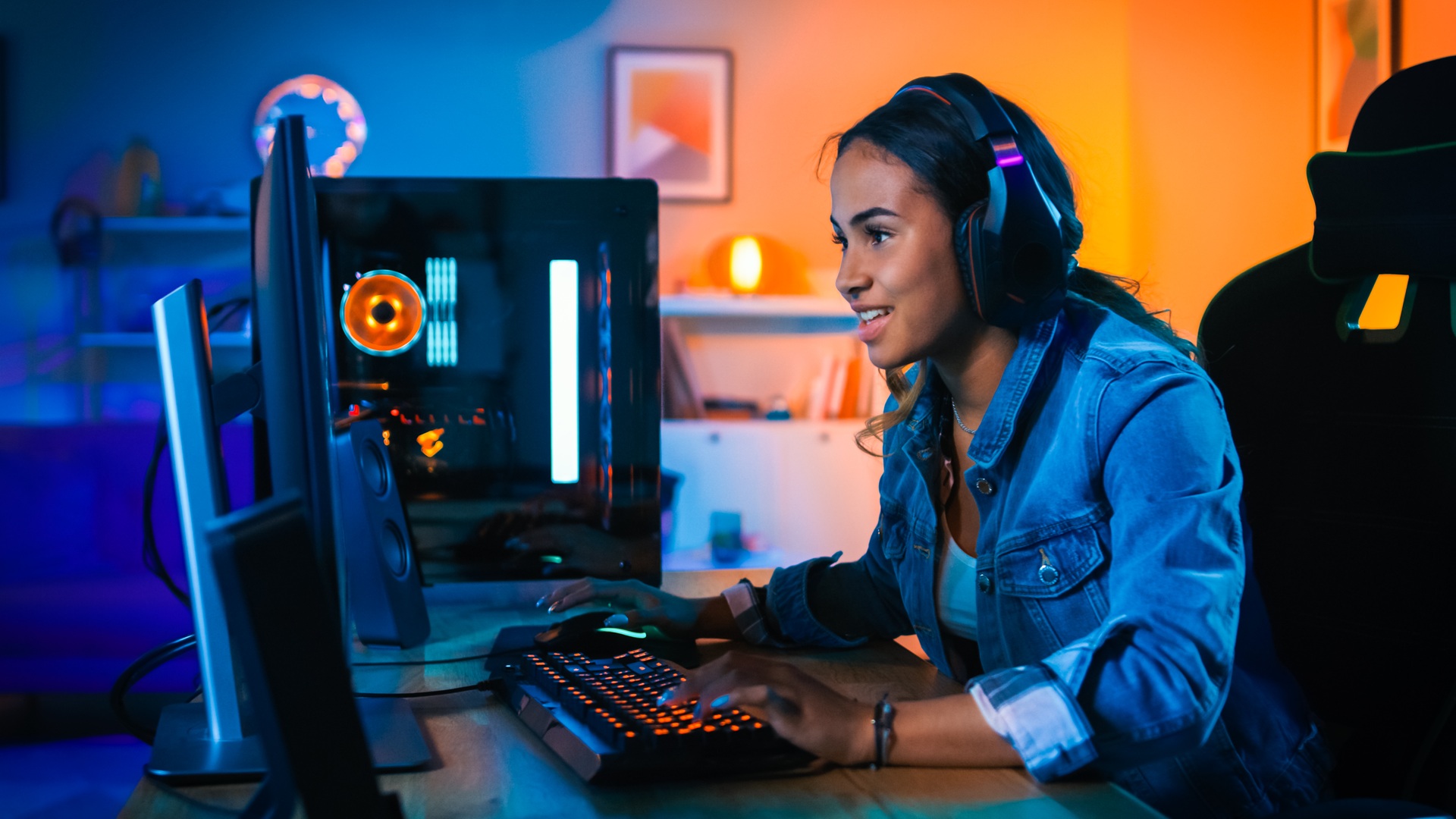 Gamer am PC fokussiert | Minecraft Server