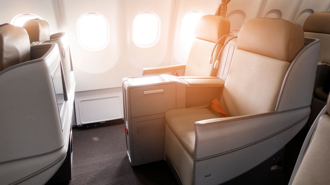 Breite, verstellbare Sitze mit hoher Privatsphaere in der Emirates Business Class Kabine