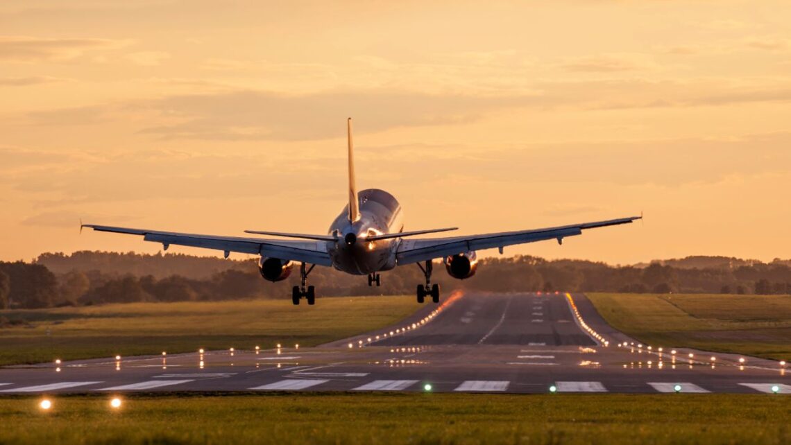 Flugzeug landet bei Sonnenuntergang – sinnbildlich für entspanntes Reisen mit Emirates Business Class