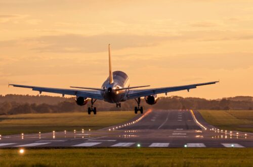 Flugzeug landet bei Sonnenuntergang – sinnbildlich für entspanntes Reisen mit Emirates Business Class
