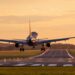 Flugzeug landet bei Sonnenuntergang – sinnbildlich für entspanntes Reisen mit Emirates Business Class
