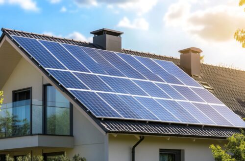 Solarzellen auf dem Dach eines modernen Hauses bei sonnigem Wetter installiert, die die Nutzung erneuerbarer Energien zeigen.