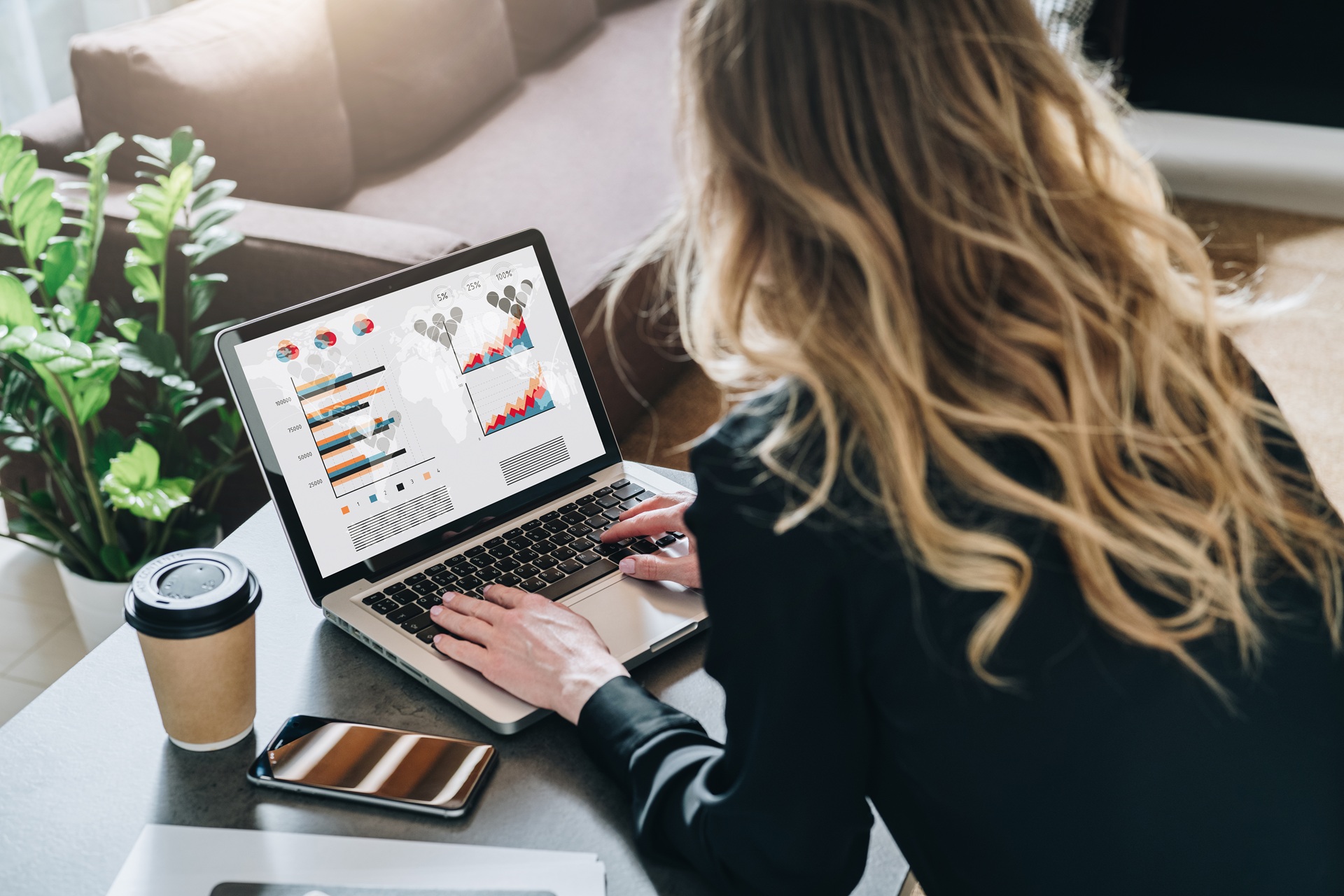Datenanalyse am Laptop | Amazon Agentur

