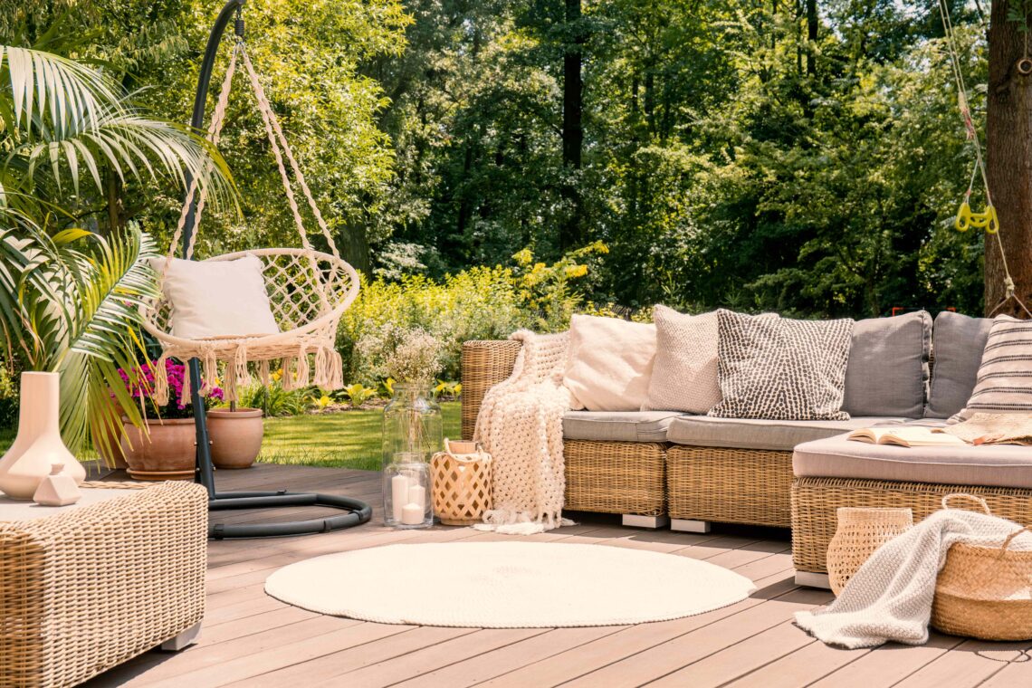 Eine große Terrasse mit einem bequemen Freizeitssofa