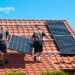 Handwerker installieren Solarpanels auf einem Hausdach | Batteriewechselrichter