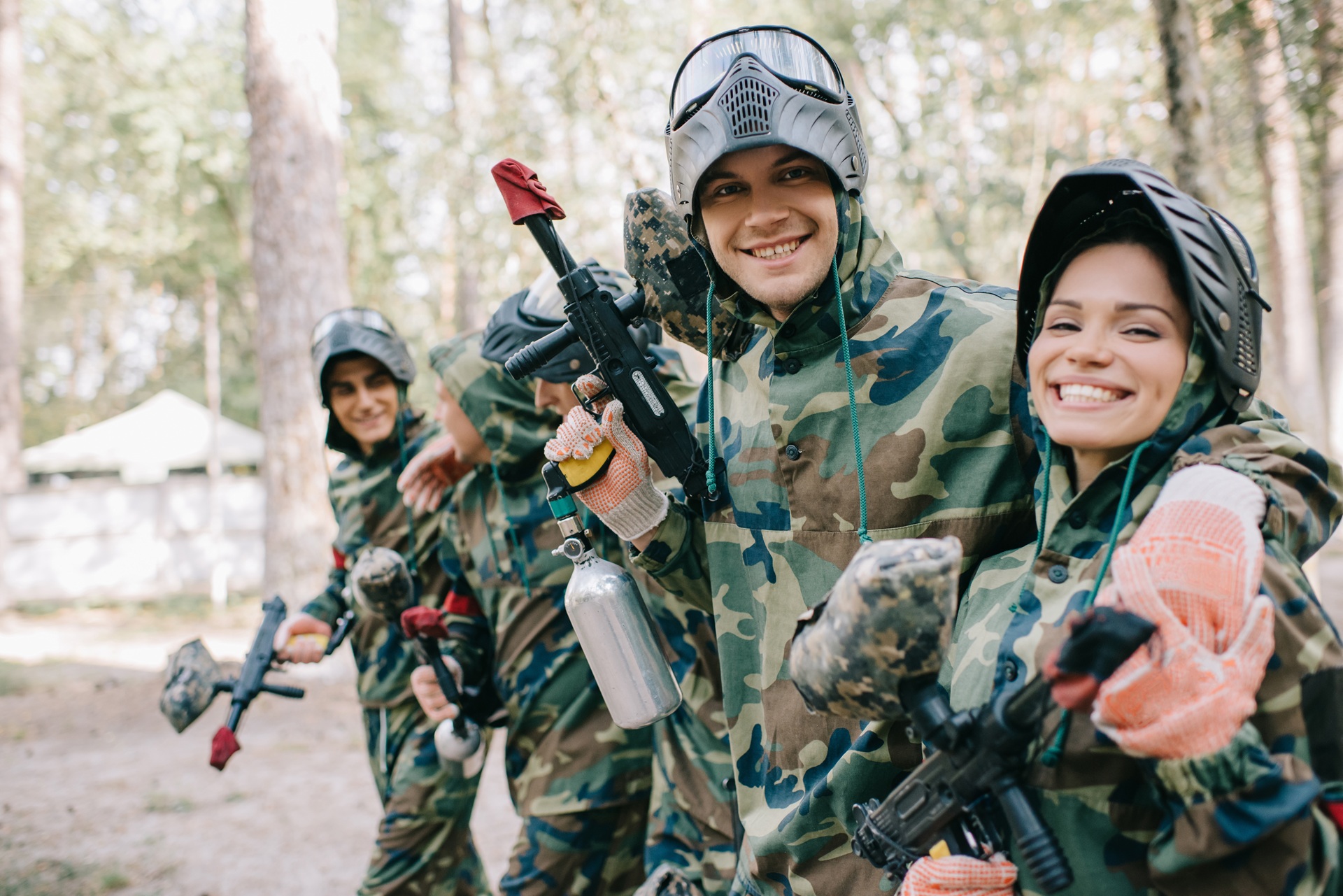 Paintballspieler in Tarnkleidung im Einsatz | EMF200

