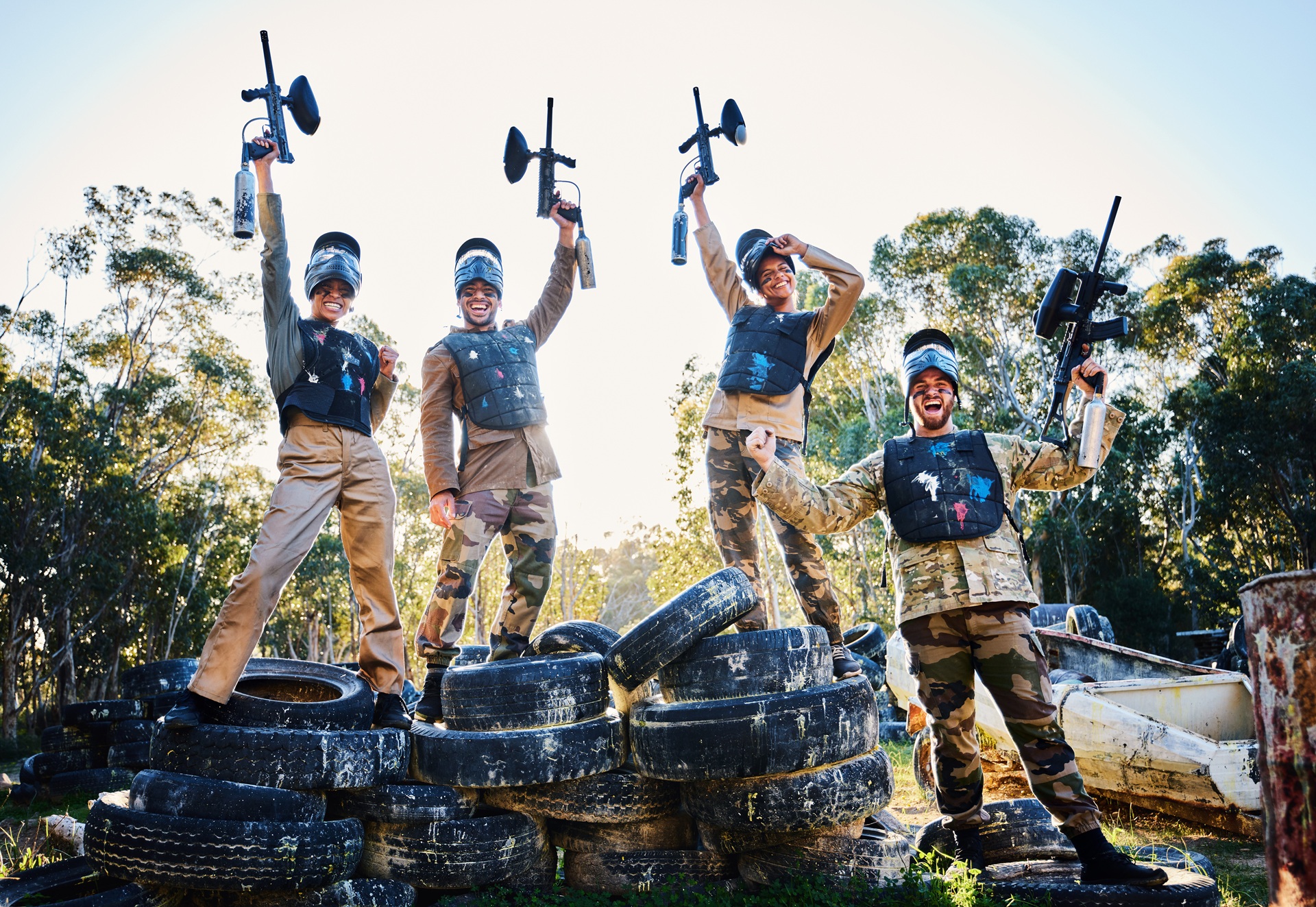 Paintball-Team jubelt nach erfolgreichem Spiel | EMF200

