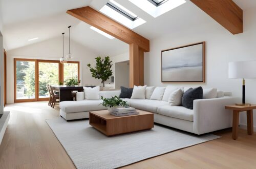 Geräumiges und einladendes Wohnzimmer mit einem modernen, minimalistischen Design, das eine bequeme Couch und einen Holztisch umfasst.