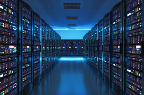 Serverschraenke im Technikraum beleuchtet | Singlemode Kabel