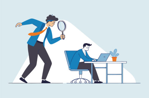 Illustration eines Mitarbeiters unter Beobachtung mit Lupe am Schreibtisch – Symbol fuer interne Ermittlungen und Anwalt Wirtschaftsstrafrecht Neuss
