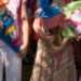 Kinder mit bunten Schultueten beim Schulanfang in der grundschule berlin, festliche Kleidung und Einschulungsfeier im Freien