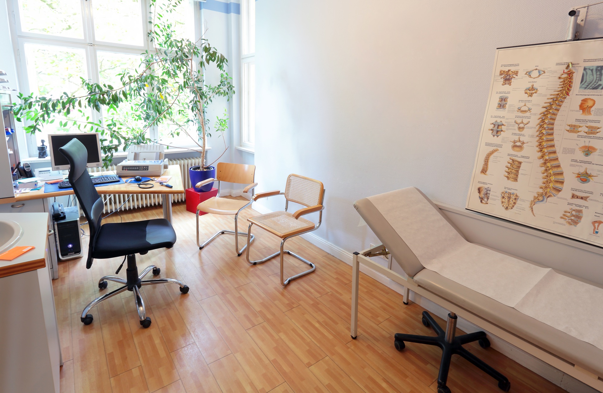 Arztzimmer mit Schreibtisch und Behandlungsliege | Massageliege