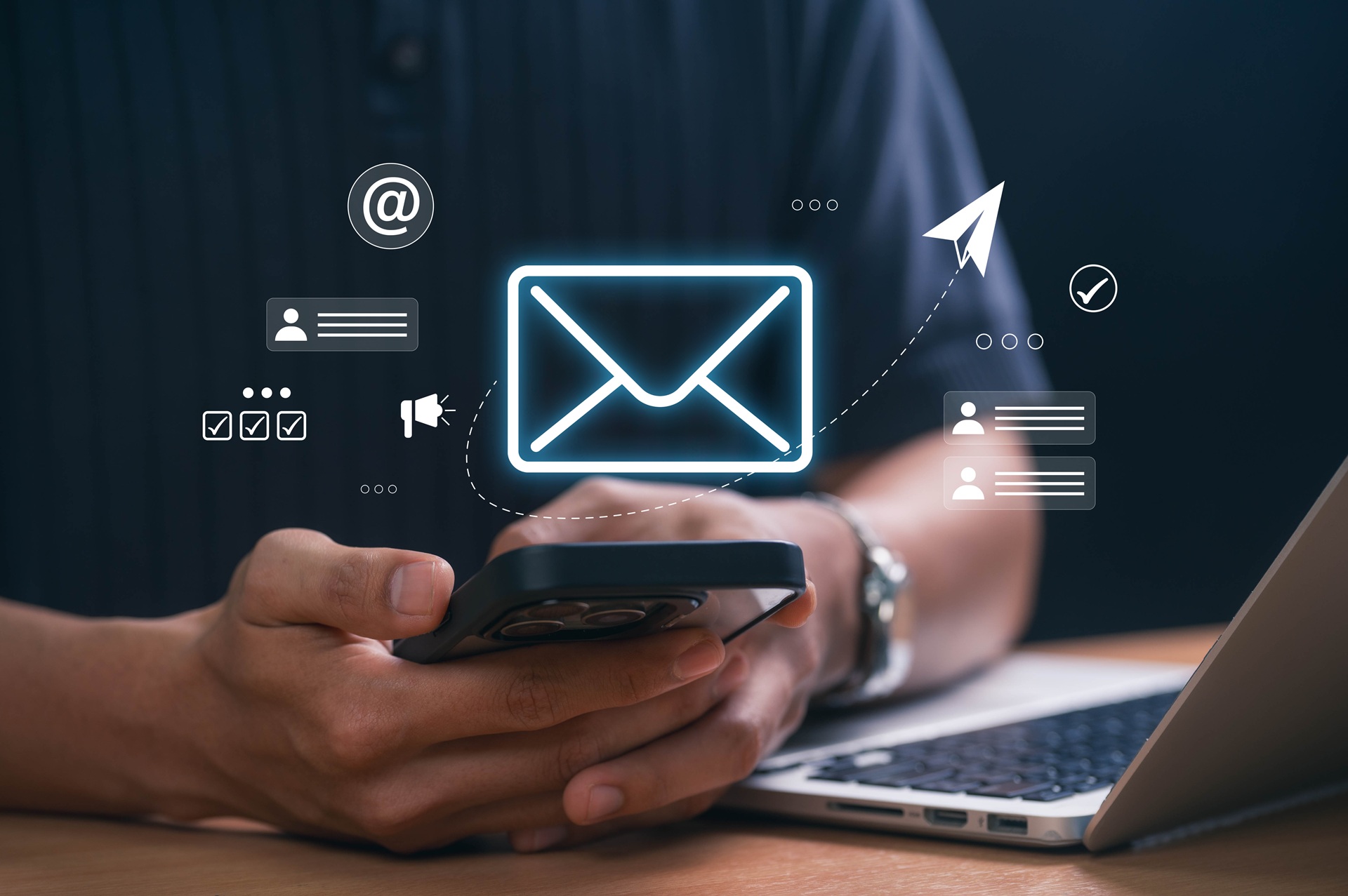 Smartphone mit digitalem E-Mail-Symbol | Übersetzungsbüro