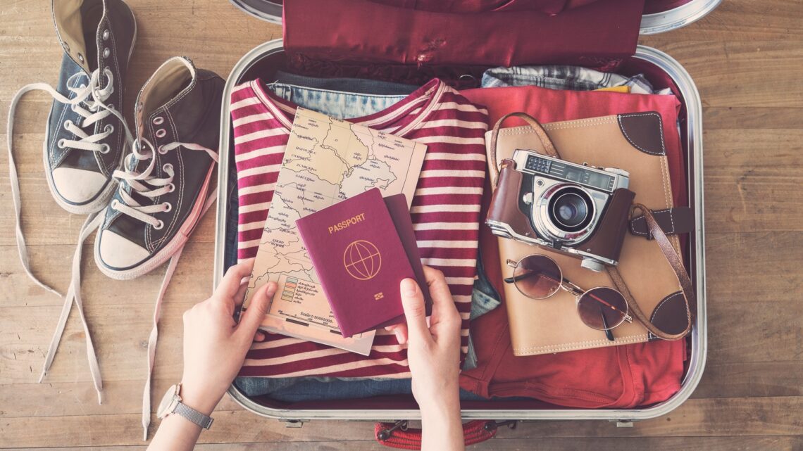 Koffer mit Reisepass und Kamera | Flughafen Shuttle Frankfurt