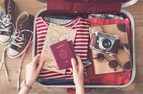 Koffer mit Reisepass und Kamera | Flughafen Shuttle Frankfurt