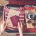 Koffer mit Reisepass und Kamera | Flughafen Shuttle Frankfurt