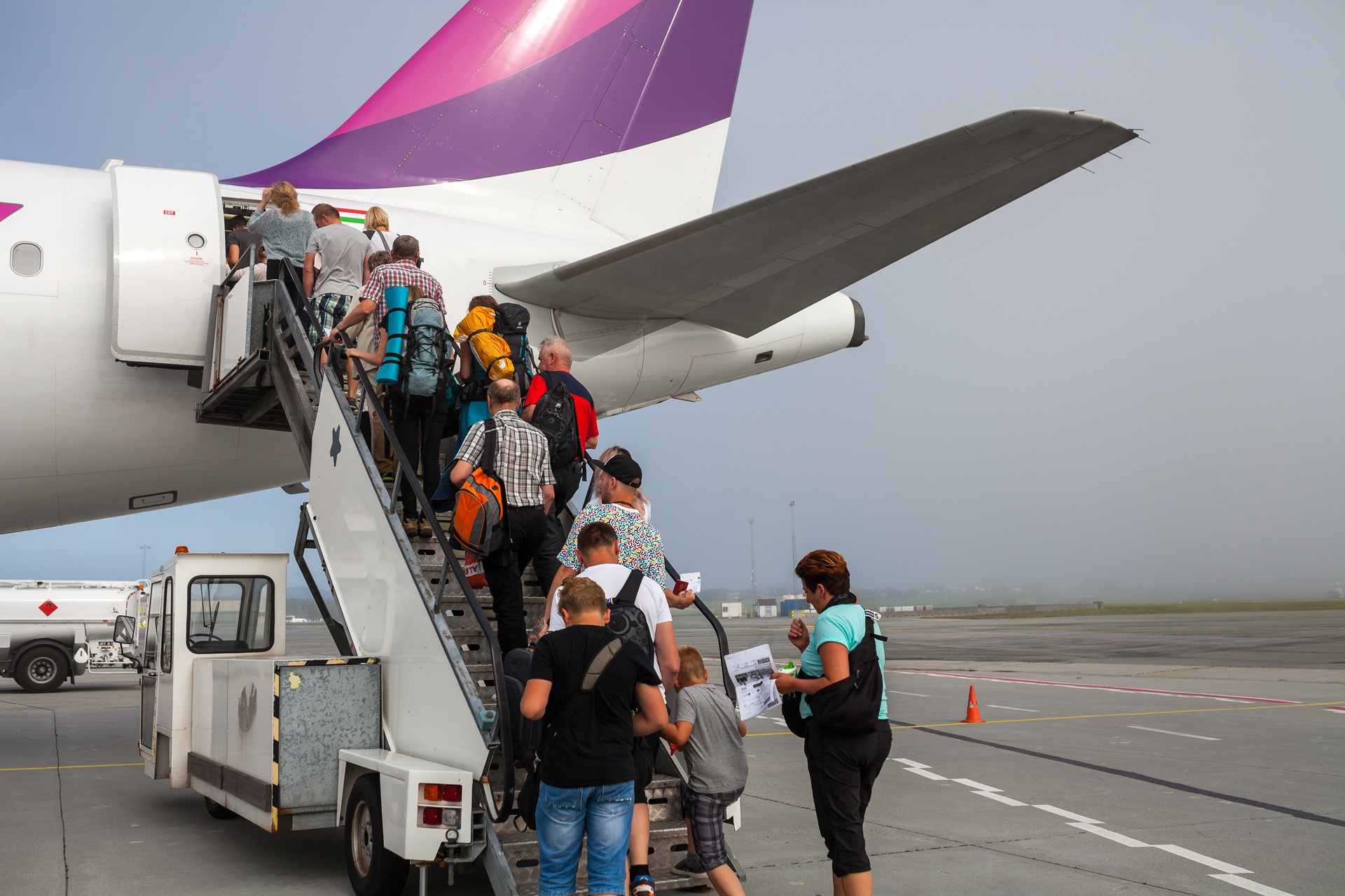 Passagiere steigen ins Flugzeug | Flughafen Shuttle Frankfurt