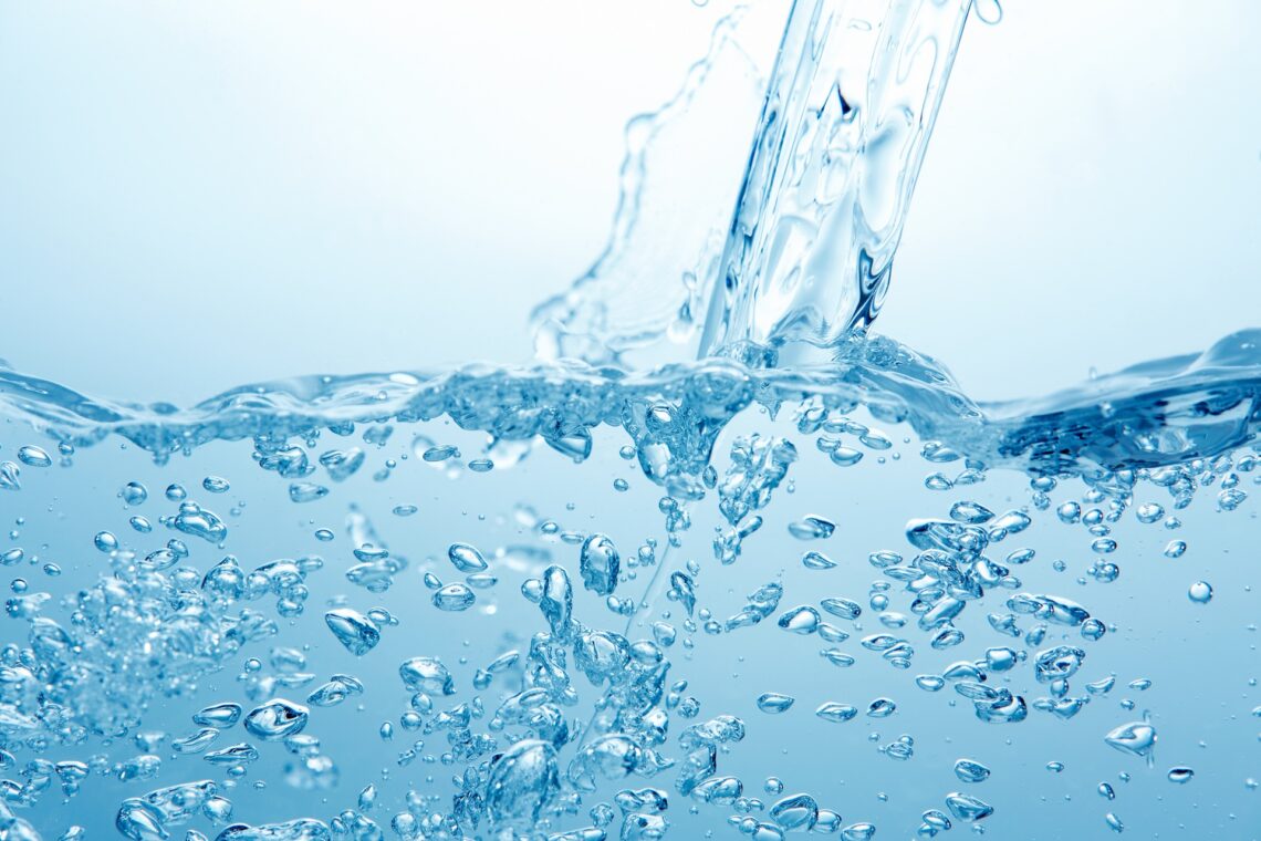 Sprudelndes Wasser mit Luftblasen in Nahaufnahme | Entkalkungsanlage