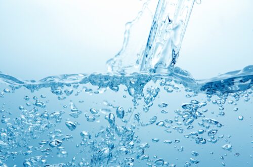 Sprudelndes Wasser mit Luftblasen in Nahaufnahme | Entkalkungsanlage