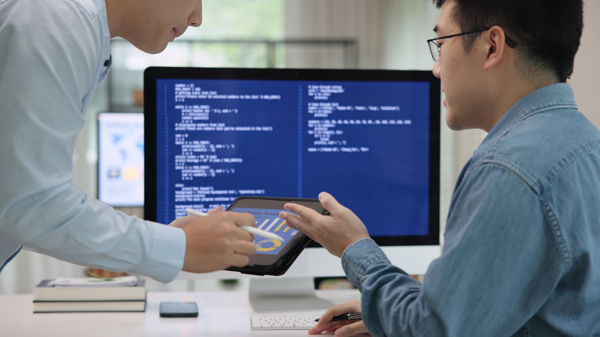 Team bespricht digitale Analyse vor Monitor | 3D-Konstruktionssoftware