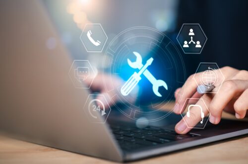 Digitales Supportsymbol über Laptop am Arbeitsplatz | 3D-Konstruktionssoftware