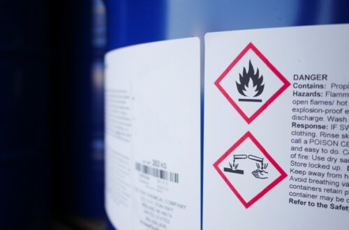 Gefahrstoffetikett auf Chemiefass | Förderschläuche