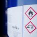 Gefahrstoffetikett auf Chemiefass | Förderschläuche