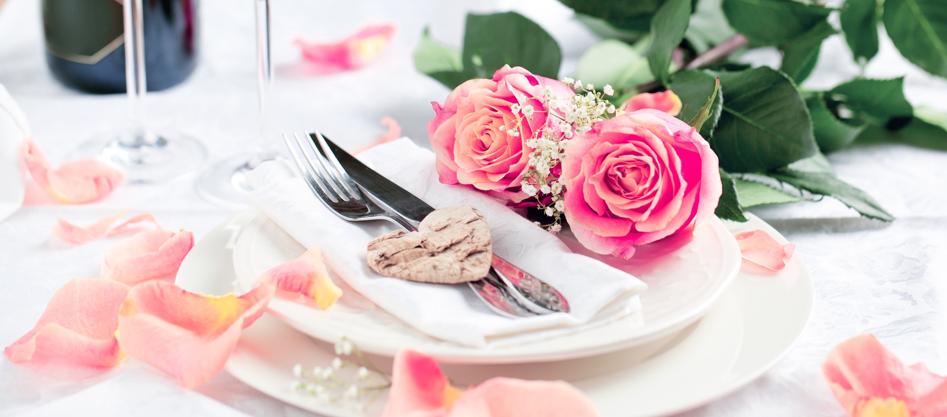 Romantisch gedeckter Tisch mit rosa Rosen und Blütenblättern | Weingut Ziereisen