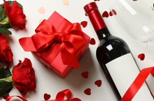 Rotwein, rote Rosen und Geschenk zum Valentinstag | Weingut Ziereisen